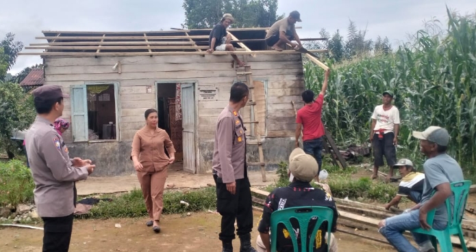 polsek tigalingga salurkan bantuan kepada korban angin puting beliung di dusun v sibira, desa kuta tengah, kabupaten dairi.