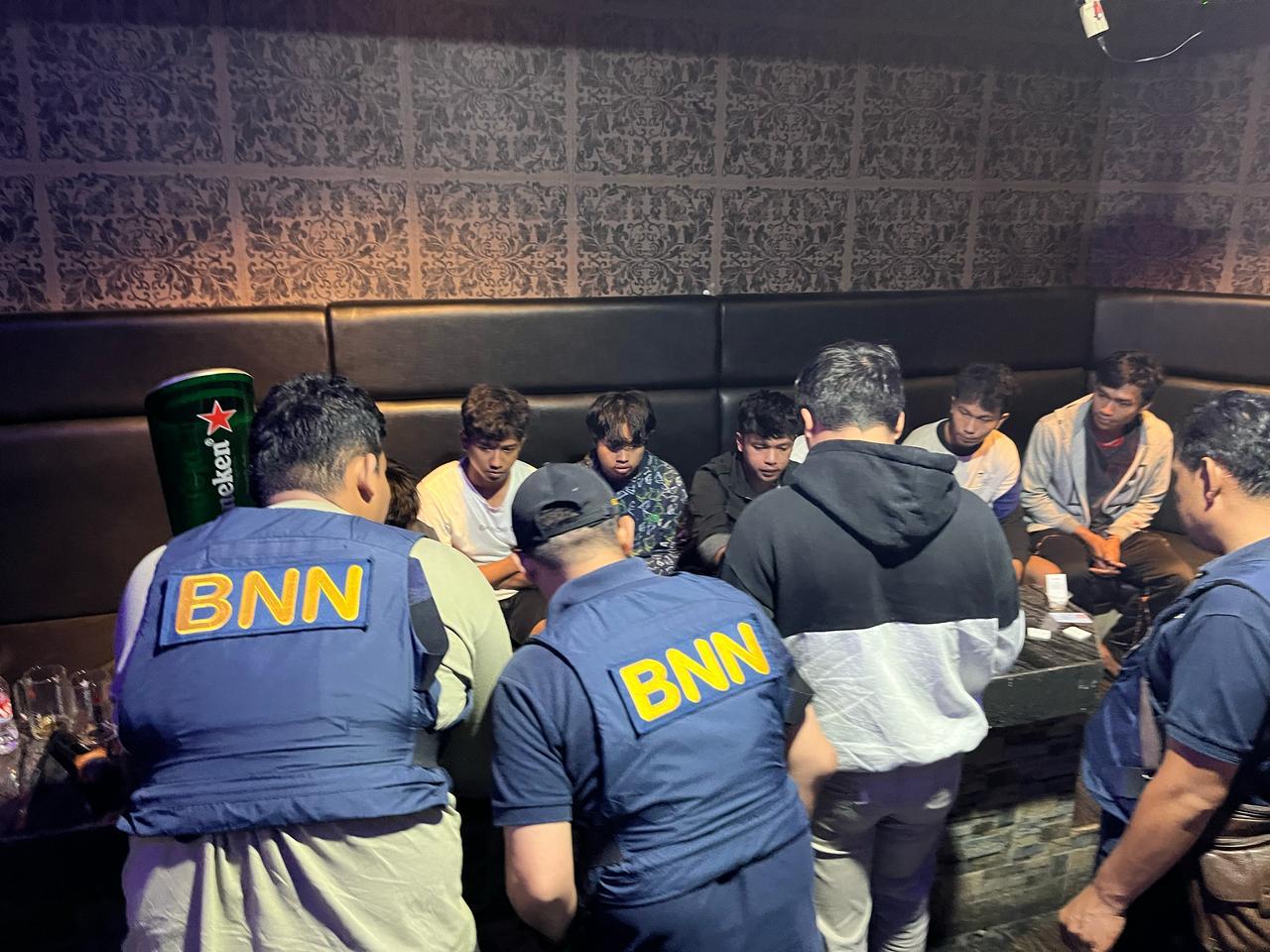 petugas gabungan menggelar razia narkoba di tempat hiburan malam (thm) hotel and bar studio 21 pada rabu dini hari (23/4/2025