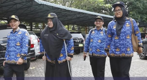 penyandang disabilitas ainin trisea yunanda tampak bahagia saat menerima surat keputusan (sk) cpns.