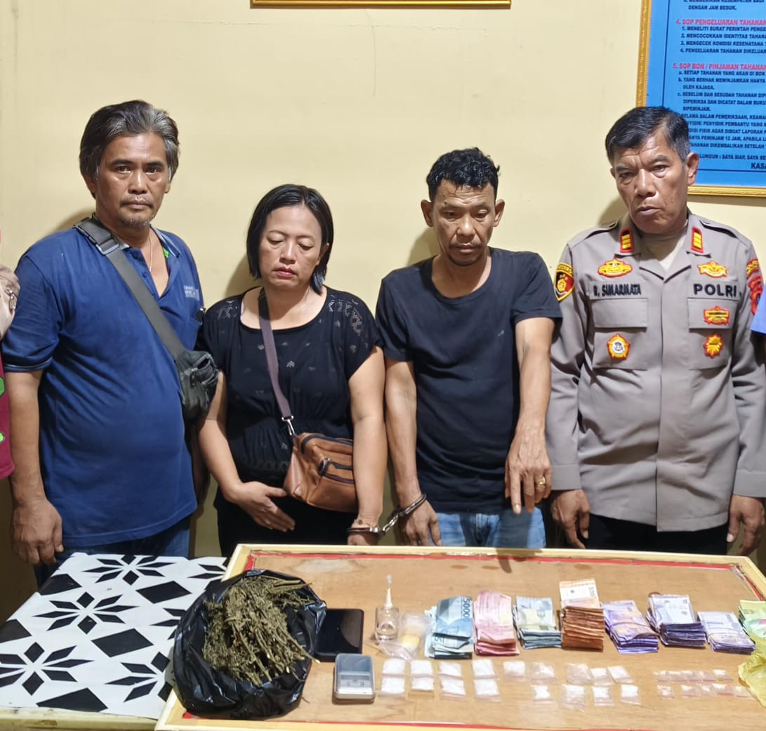satresnarkoba polres simalungun menangkap dua orang yang diduga sebagai pengedar narkoba di sebuah warung tuak.