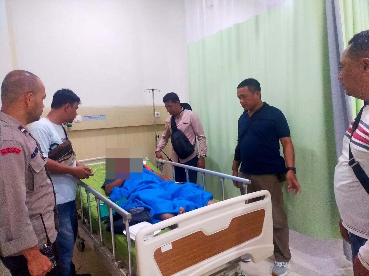 tiga orang pekerja jaringan internet mengalami kecelakaan kerja serius saat sedang melakukan pemasangan tiang di pematangsiantar.