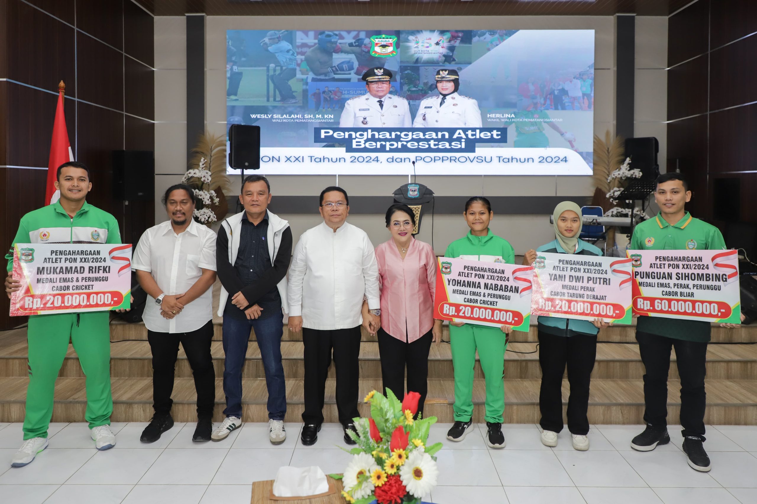 pemko pematangsiantar memberikan bonus kepada atlet berprestasi asal kota pematangsiantar di ajang pon xxi aceh-sumut 2024.