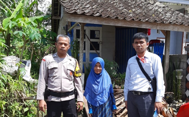 bripka rosyid, anggota bhabinkamtibmas polres wonosobo, merenovasi tiga unit rumah tidak layak huni.