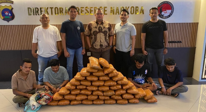 polda sumbar berhasil mengungkap peredaran narkoba dengan mengamankan 47 kilogram ganja, serta menangkap empat tersangka.
