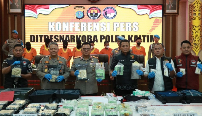 ditreskoba polda kaltim ungkap dan gagalkan peredaran narkotika jenis sabu dan ganja yang melibatkan jaringan internasional.