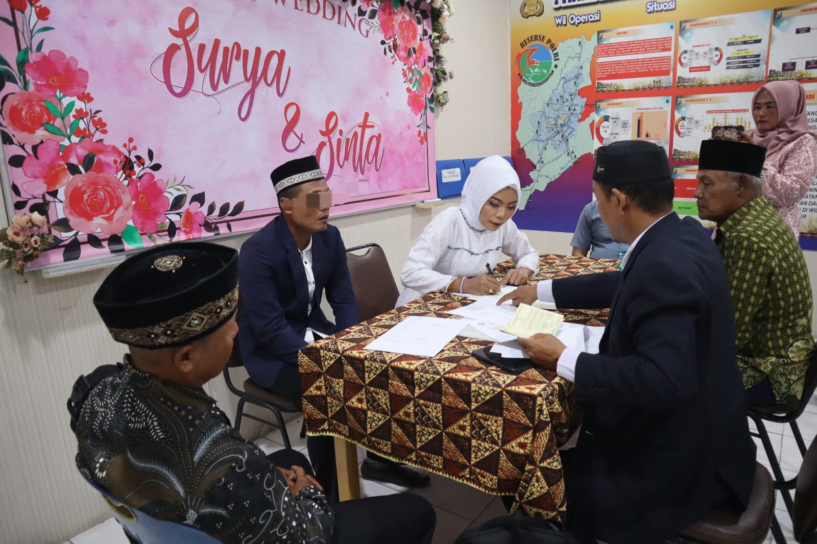 proses akad nikah surya dan sinta di polres pematangsiantar. (ist)