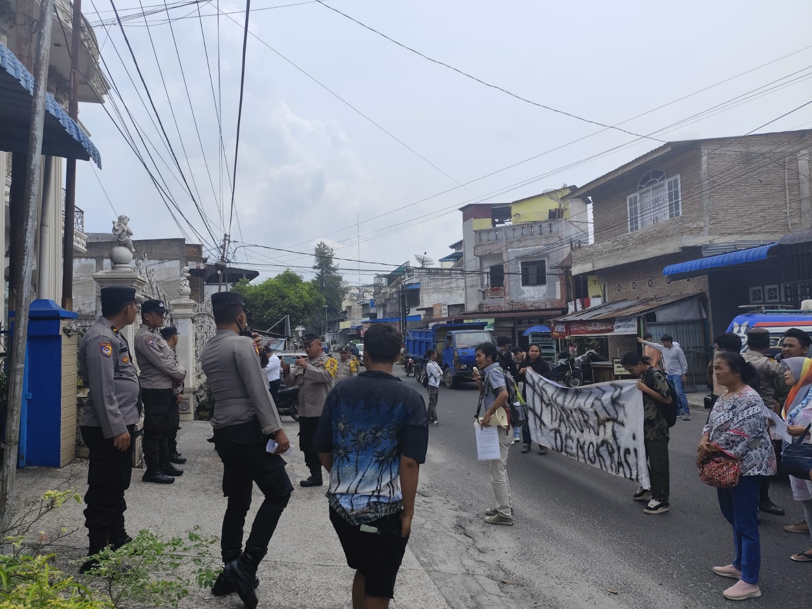 demo di kantor nasdem, massa tuntut pemecatan anggota dprd robin manurung