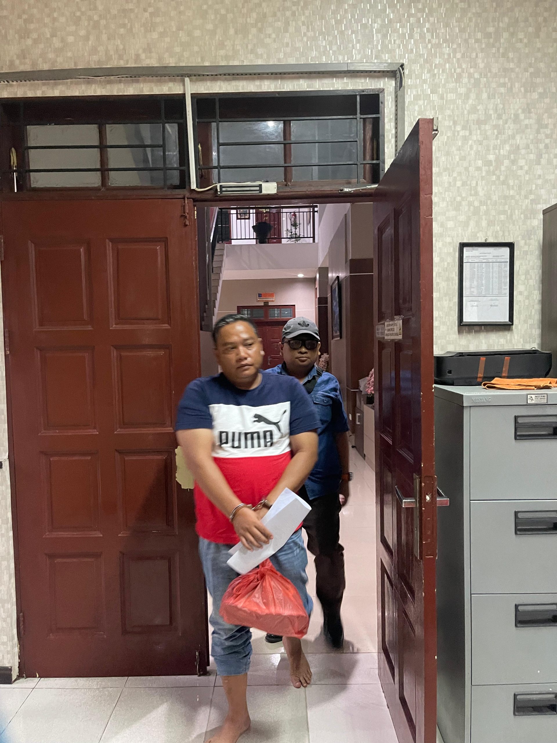tim tabur kejaksaan tinggi sumut bersama tim intelijen kejari pematangsiantar menangkap buronan terpidana kasus penipuan kerja sama sawit.