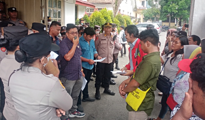 ketua bkd ramses manurung saat berhadapan dengan pengunjuk rasa dari gerilyawan