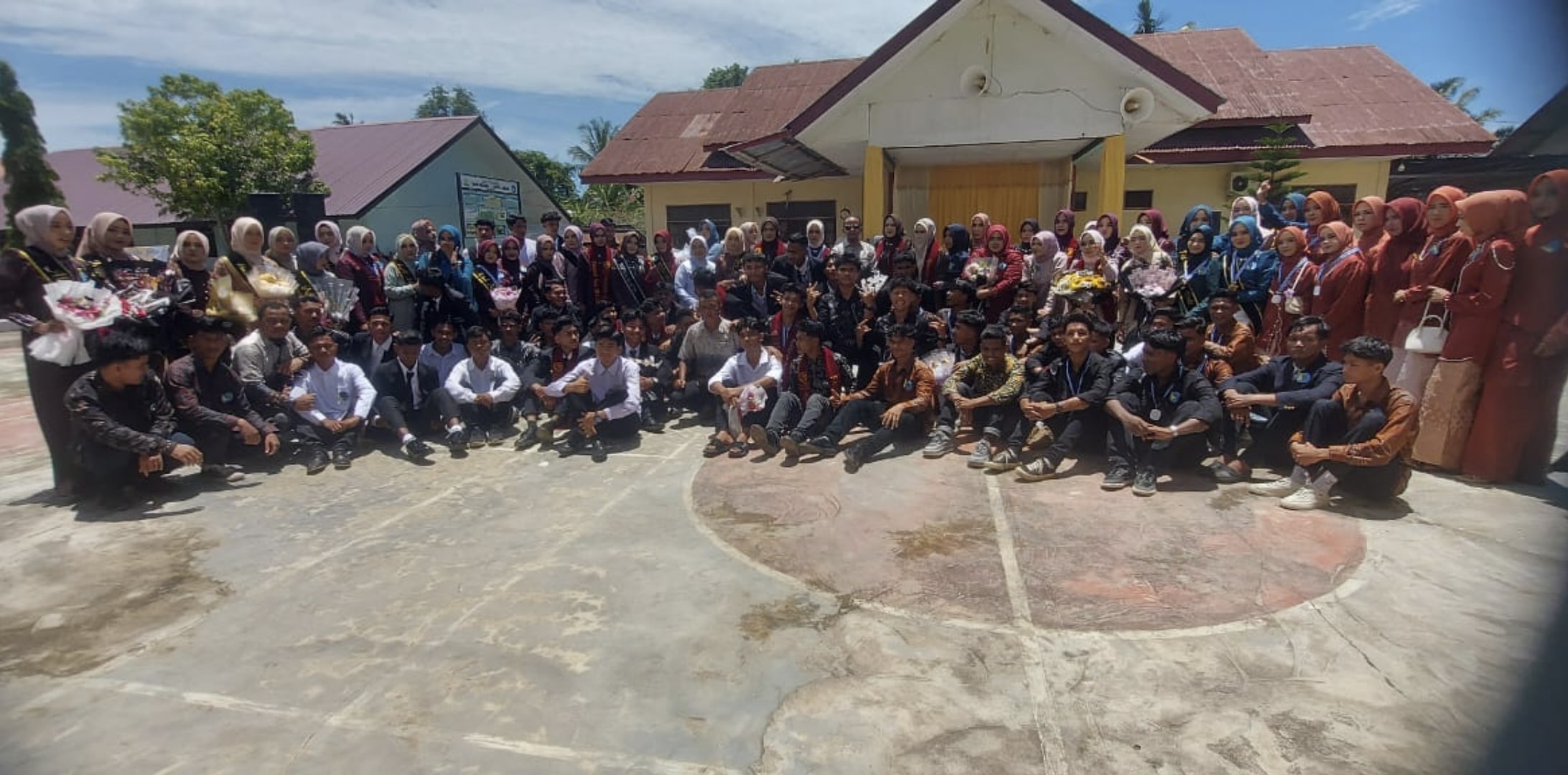 sma negeri 1 darul aman menggelar acara pelepasan siswa kelas xii tahun ajaran 2024/2025.