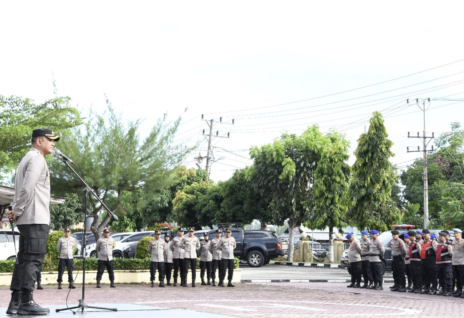 kapolres aceh timur memimpin apel pagi perdananya sejak menjabat di polres aceh timur di lapangan sarja arya racana.