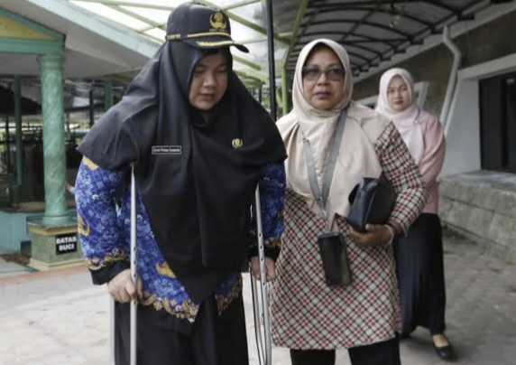 ainin trisea yunanda, seorang penyandang disabilitas tuna daksa, resmi menerima sk pengangkatan dari wali kota medan.