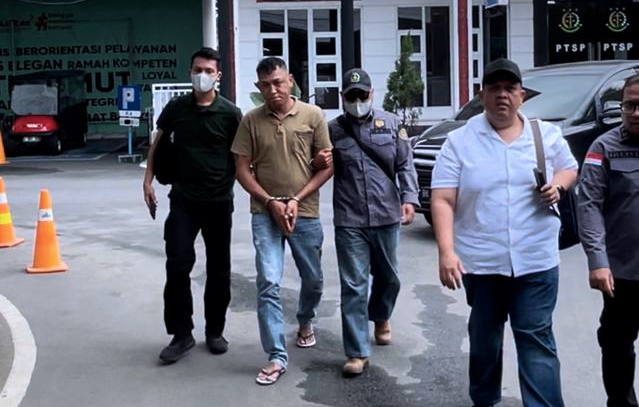 buronan kasus perzinahan ditangkap tim tabur kejaksaan tinggi sumatera utara bersama tim intelijen kejari pematangsiantar.