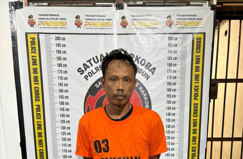 tersangka diamankan petugas kepolisian. (ist)