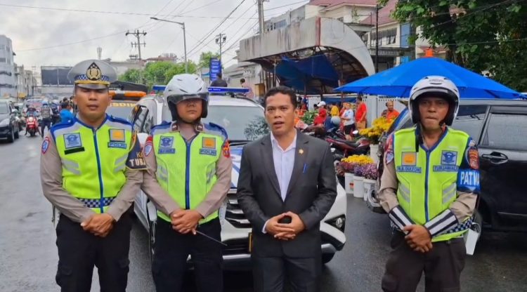 (dua dari kanan) sekda junaedi antonius sitanggang bersama tiga anggota polantas. (screenshot)