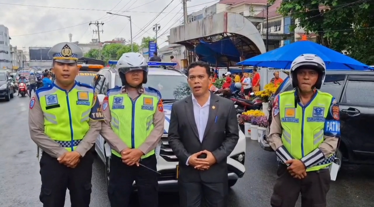 (dua dari kanan) sekda junaedi antonius sitanggang bersama tiga anggota polantas. (screenshot)