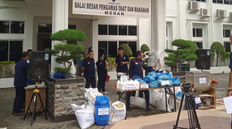 ratusan kilogram mi berformalin disita bbpom dari pematangsiantar. (ist)