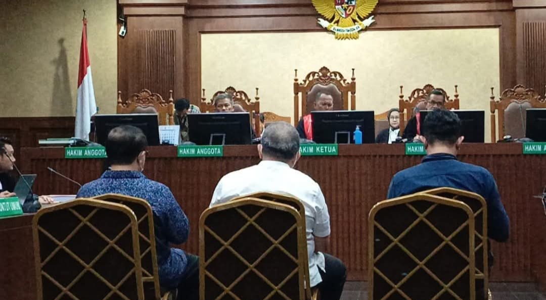 hakim pemvonis bebas ronald tannur tak kuasa menahan tangis saat membacakan nota pembelaannya dalam sidang.