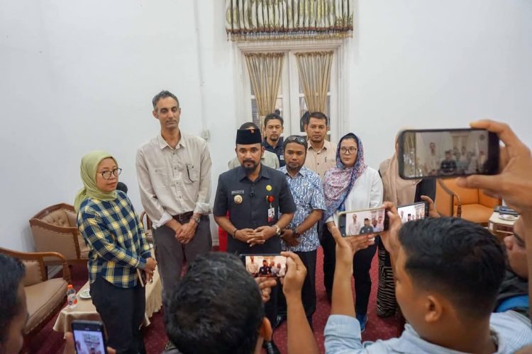 bupati aceh timur, iskandar usman al-farlaky.