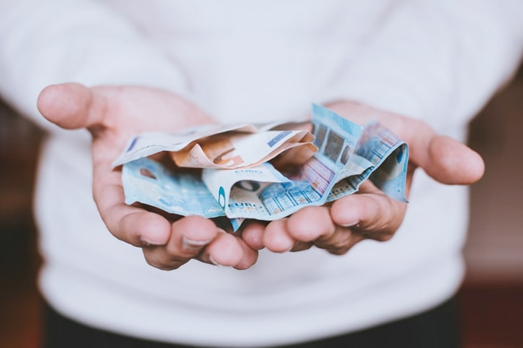 keluhan sejumlah warganet terkait dugaan pungli dalam proses pengambilan kendaraan yang menjadi barang bukti kecelakaan.