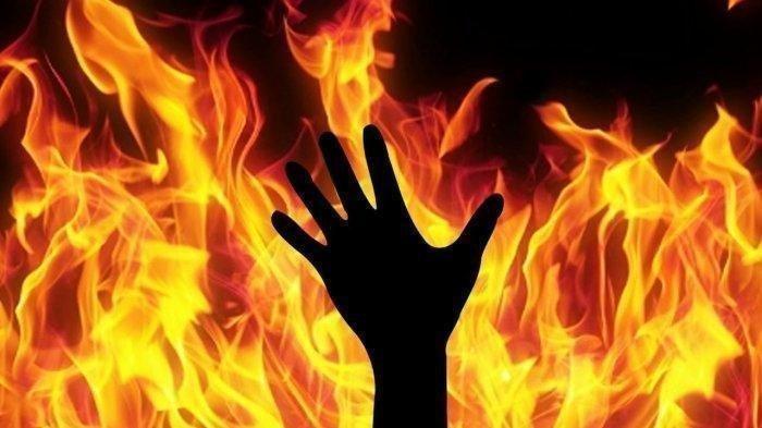 seorang wanita warga kelurahan tomuan, kecamatan siantar timur, kota pematangsiantar, meninggal dunia setelah nekat membakar diri.