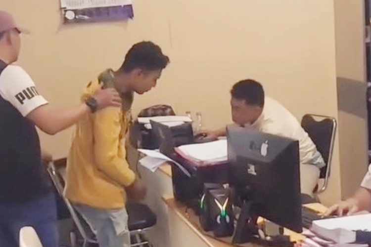 niat romantis ke istri, seorang pria harus berurusan dengan hukum dan diamankan oleh jajaran polsek metro penjaringan.