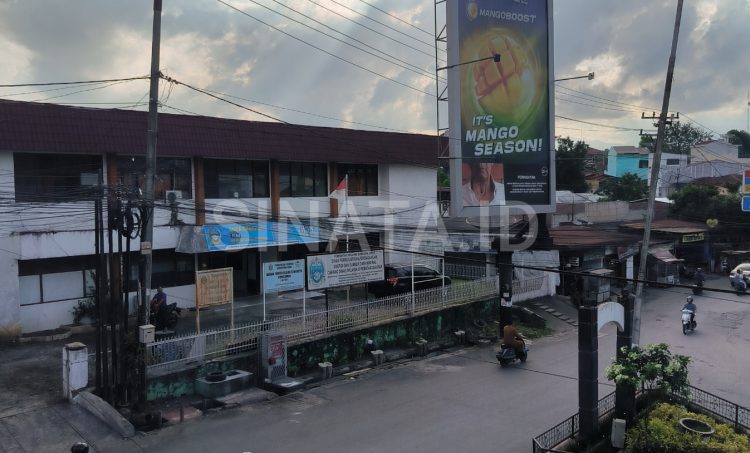 Dari susanti sampai wesly reklame liar dibiarkan, pertemuan informal eks kasatpol disorot reklame berdiri tanpa izin lebih dari setahun sejak dibangun akhir 2023 lalu, tak kunjung ditertibkan. ist