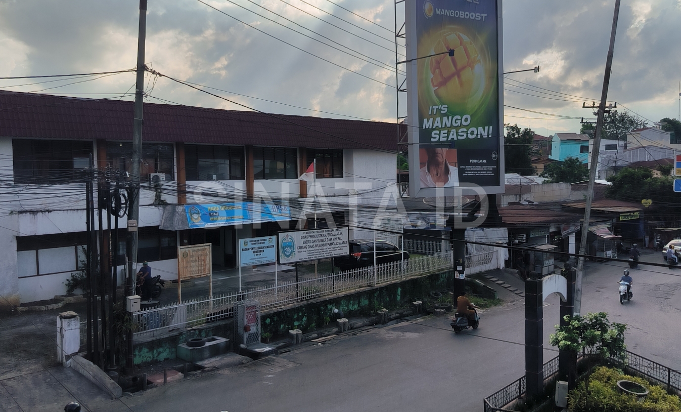 reklame berdiri tanpa izin lebih dari setahun sejak dibangun akhir 2023 lalu, tak kunjung ditertibkan. ist
