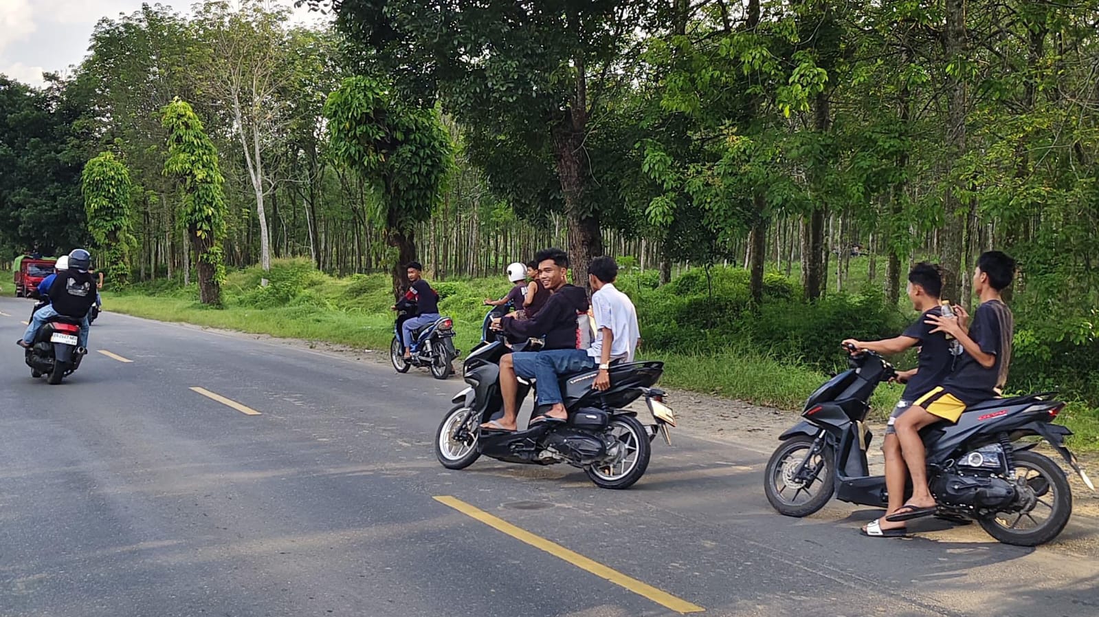 polisi membubarkan aksi balap liar yang hendak dilangsungkan sekelompok remaja di jalan medan–tebing tinggi.