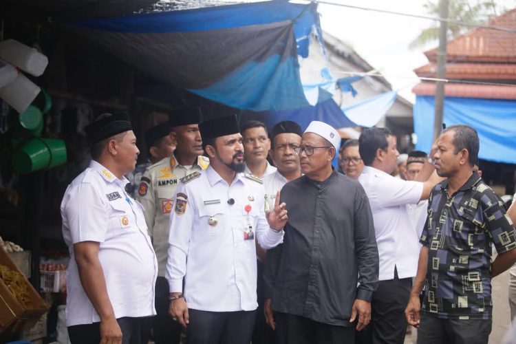 bupati aceh timur soroti sampah dan infrastruktur pasar julok
