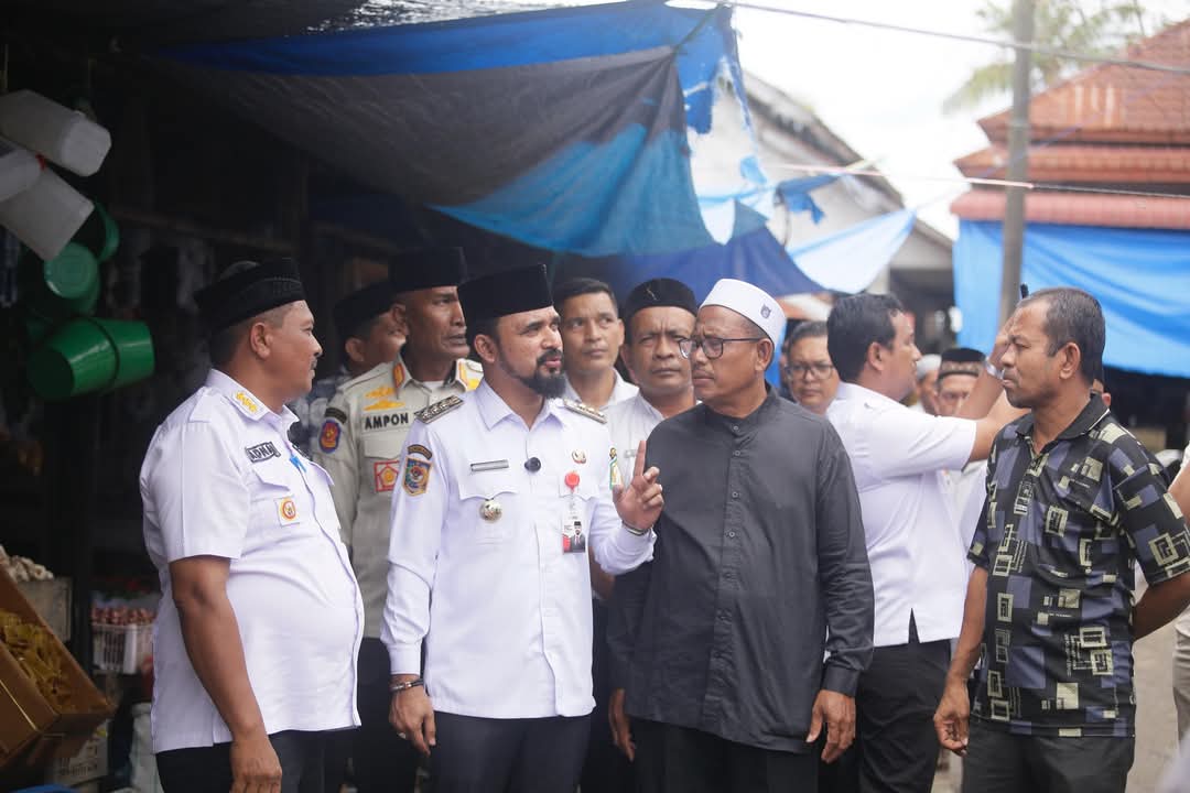 bupati aceh timur soroti sampah dan infrastruktur pasar julok