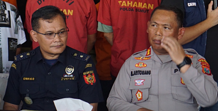 perwakilan dari kantor bea cukai pematangsiantar, enriko (kiri).