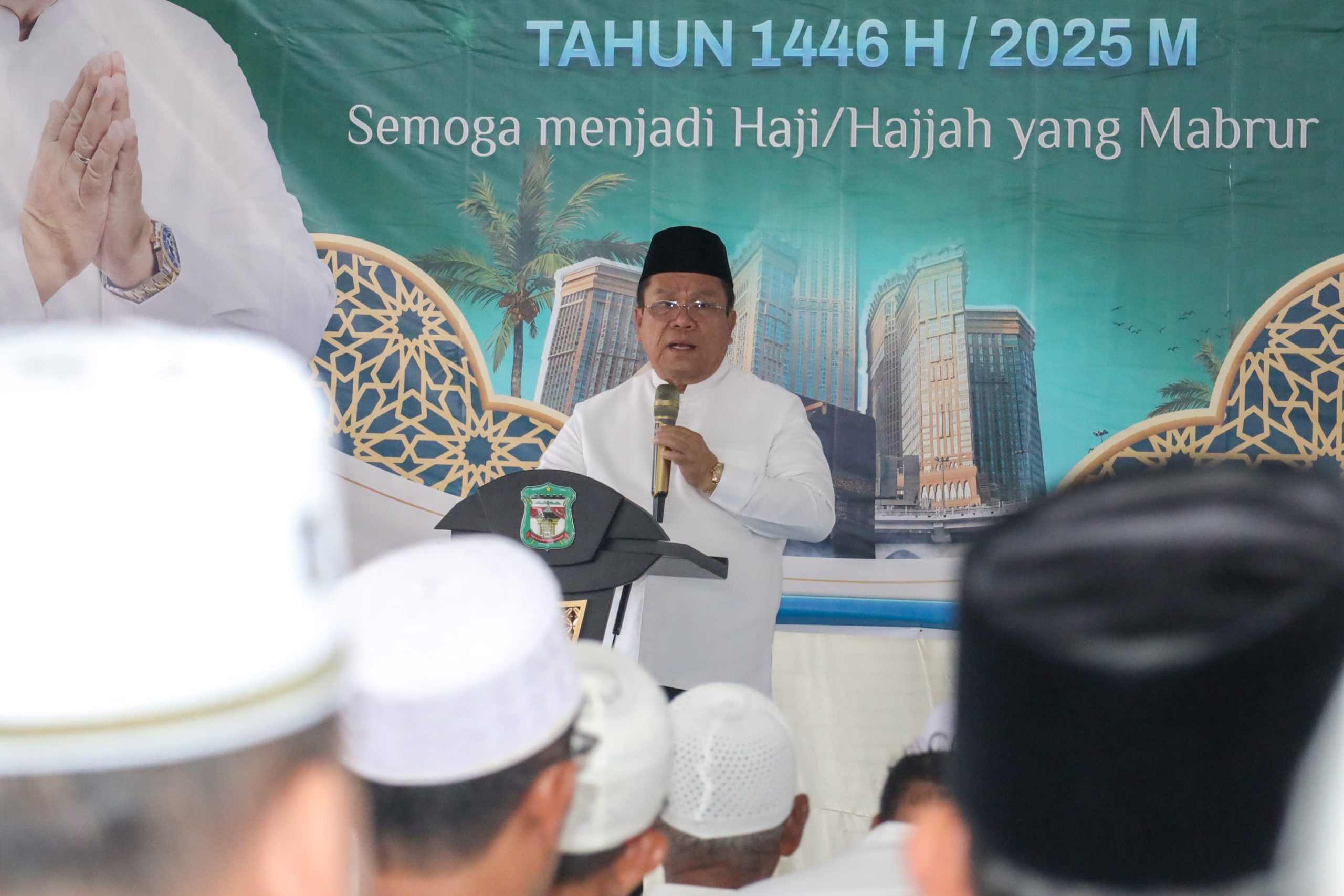 walikota wesly silalahi memberi sambutan dalam acara tepung tawar jamaah calon haji. (ist)