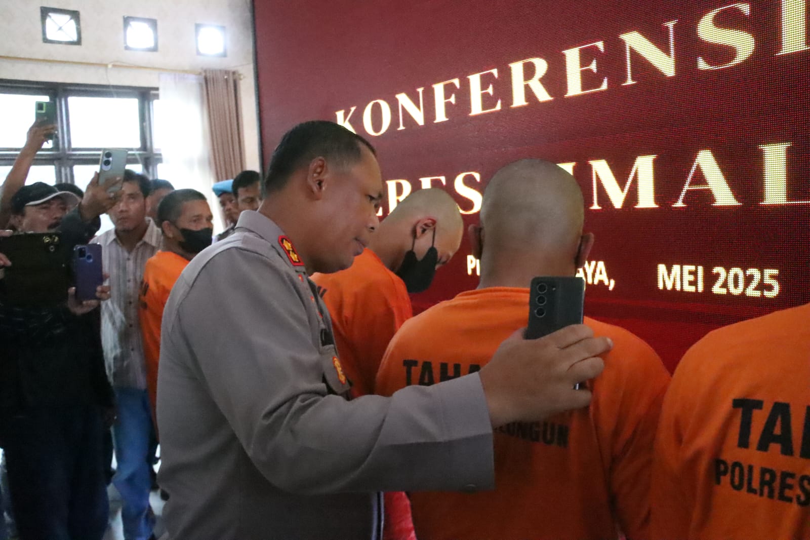 empat tersangka pencabulan dipamerkan di polres simalungun.ist