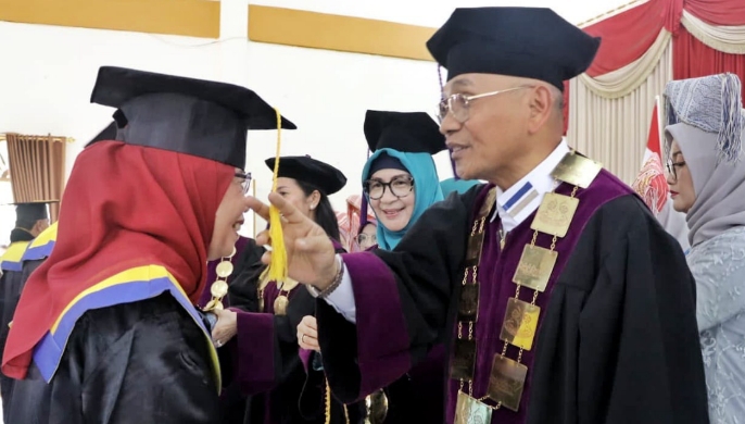 bupati simalungun wisuda 38 siswa lansia. wisuda digelar di gedung mui simalungun, kabupaten simalungun, sumatera utara.