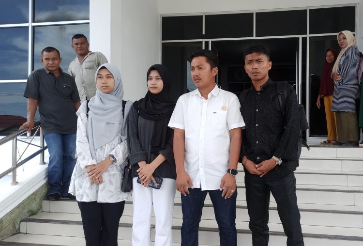 Gerindra tapteng ancam lapor ke prabowo usai pemkab hentikan beasiswa mahasiswa deni herman hulu (kemeja putih) bersama perwakilan mahasiswa penerima beasiswa. ist