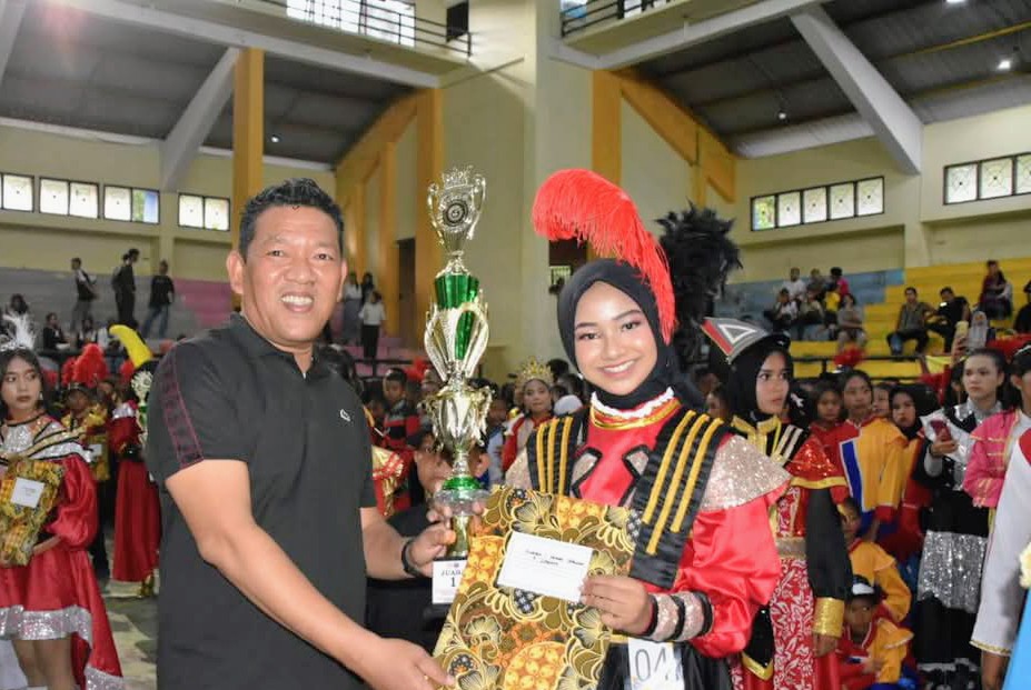 smpn 1 sibolga berhasil meraih trofi bergilir pada ajang sibolga marching competition (smc) walikota cup 2025.