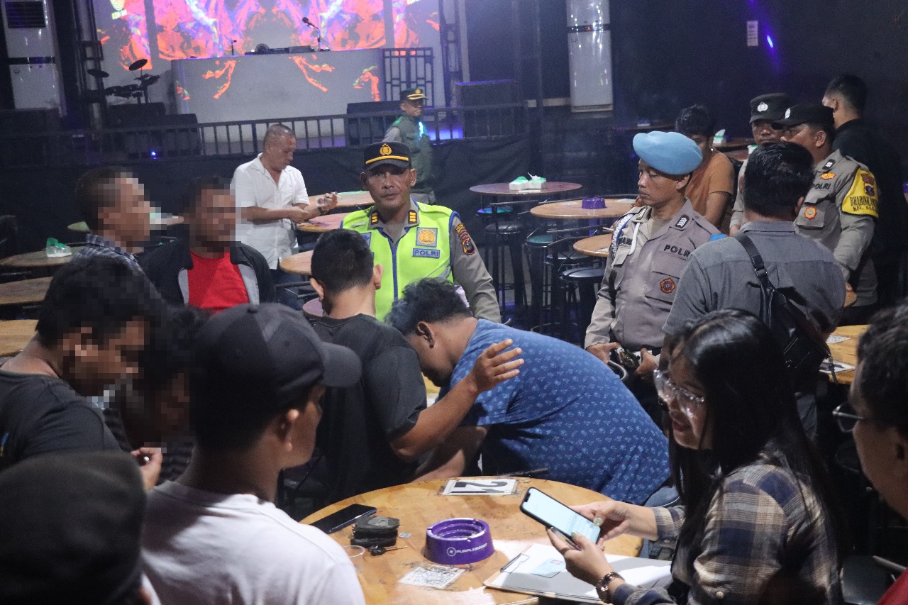 dua pengunjung thm koin bar di pematangsiantar dinyatakan positif narkoba setelah dilakukan tes urine dalam razia.