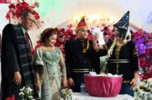 budaya pak-pak dan simalungun hiasi pesta pernikahan wanda dan asri