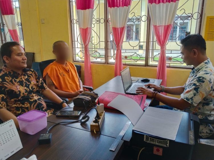 Fakta baru kasus ayah bejat di simalungun rudapaksa 3 putri kandung tersangka trt memakai kaos tahanan menjalani pemeriksaan oleh penyidik. ist