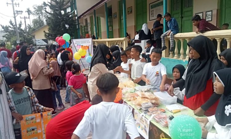 Murid sd negeri adam malik siantar gelar market day suasana market day di sd negeri 122337 jalan adam malik, pematangsiantar.