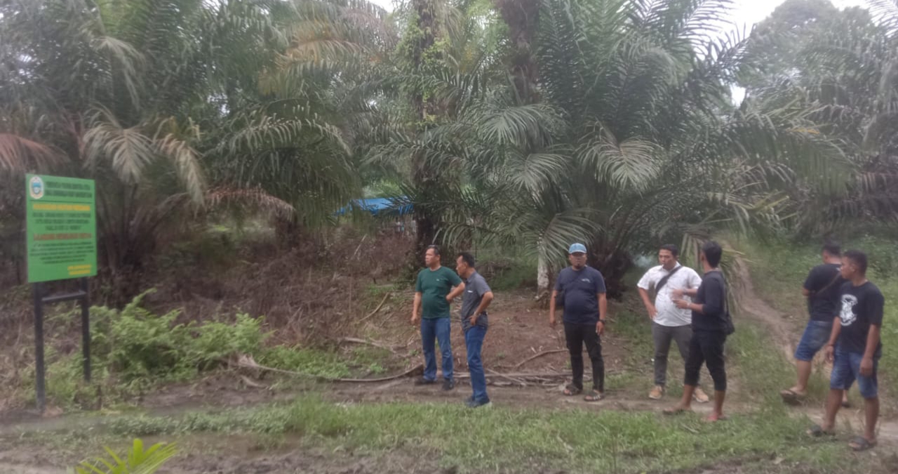 warga tutup jalan akses truk sawit di hatonduhan, simalungun. (ist)