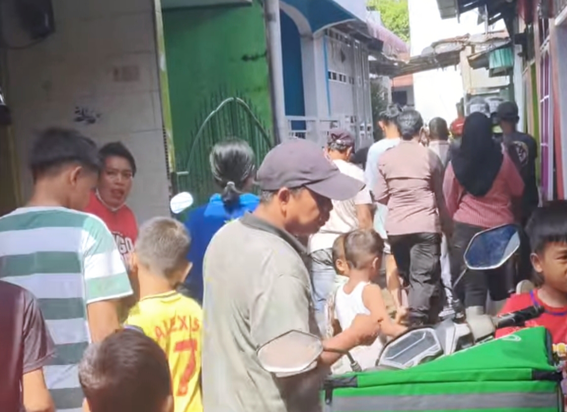 warga terlihat ramai memadati lokasi sekitar kejadian. (ist)