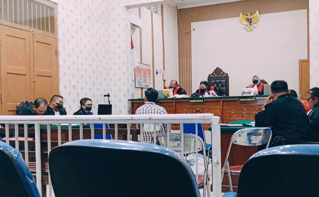 petugas polsek berastagi syahwal ginting memberi kesaksian di pn pematangsiantar. (ist)