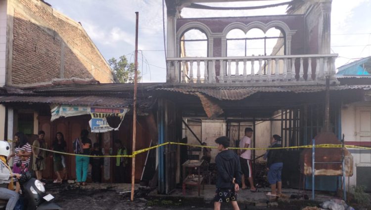 Tiga rumah hangus terbakar di simalungun rumah terbakar di sinaksak dipicu korsleting listrik. ist