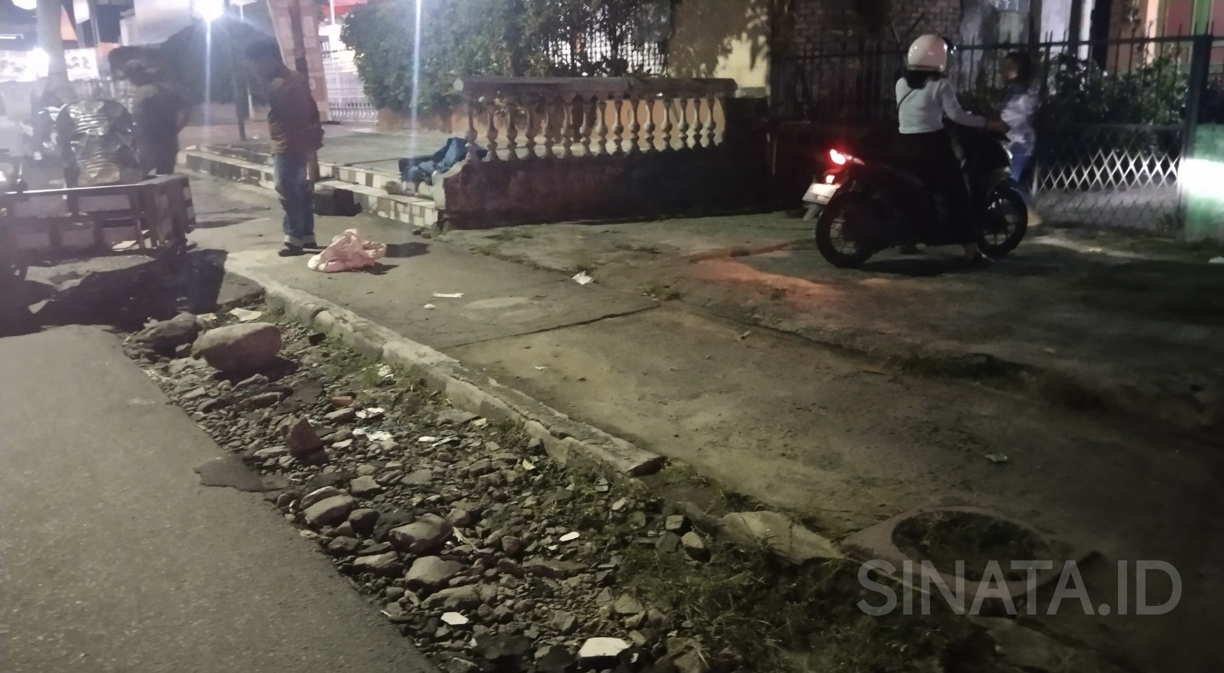 Warga perbaiki sendiri jalan rusak di sepanjang ahmad yani warga perbaiki sendiri jalan rusak di sepanjang ahmad yani