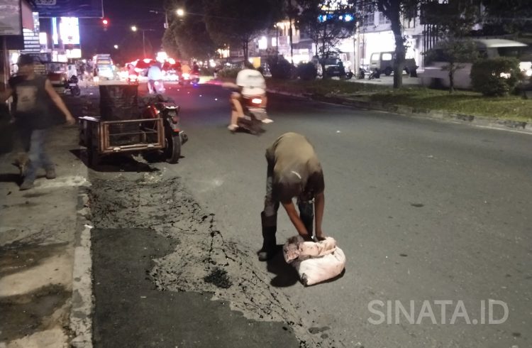 Warga perbaiki sendiri jalan rusak di sepanjang ahmad yani pekerja sedang memperbaiki jalan yang rusak. ist