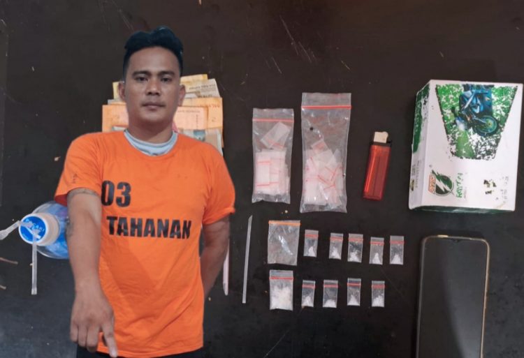 Tak sadar diintai, buka pintu langsung ditangkap! tersangka & barang bukti yang diamankan darinya. ist