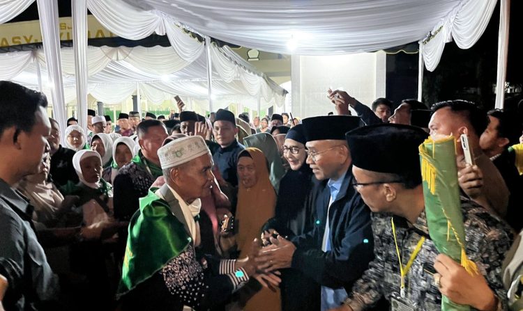 Calon haji asal simalungun tertua berusia 91 tahun bupati simalungun anton berangkatkan calon jemaah haji. ist