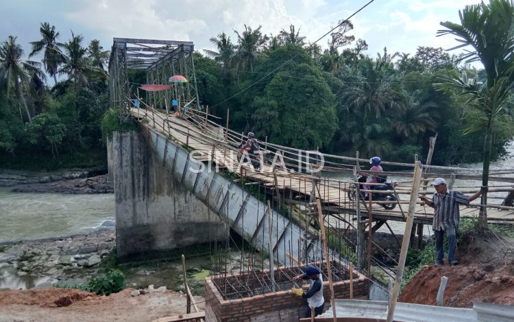 Warga nagori mariah jambi tak menunggu pemerintah, jembatan ambruk dibangun sendiri jembatan penghubung antar nagori yang ambruk. (foto: akbar harahap)